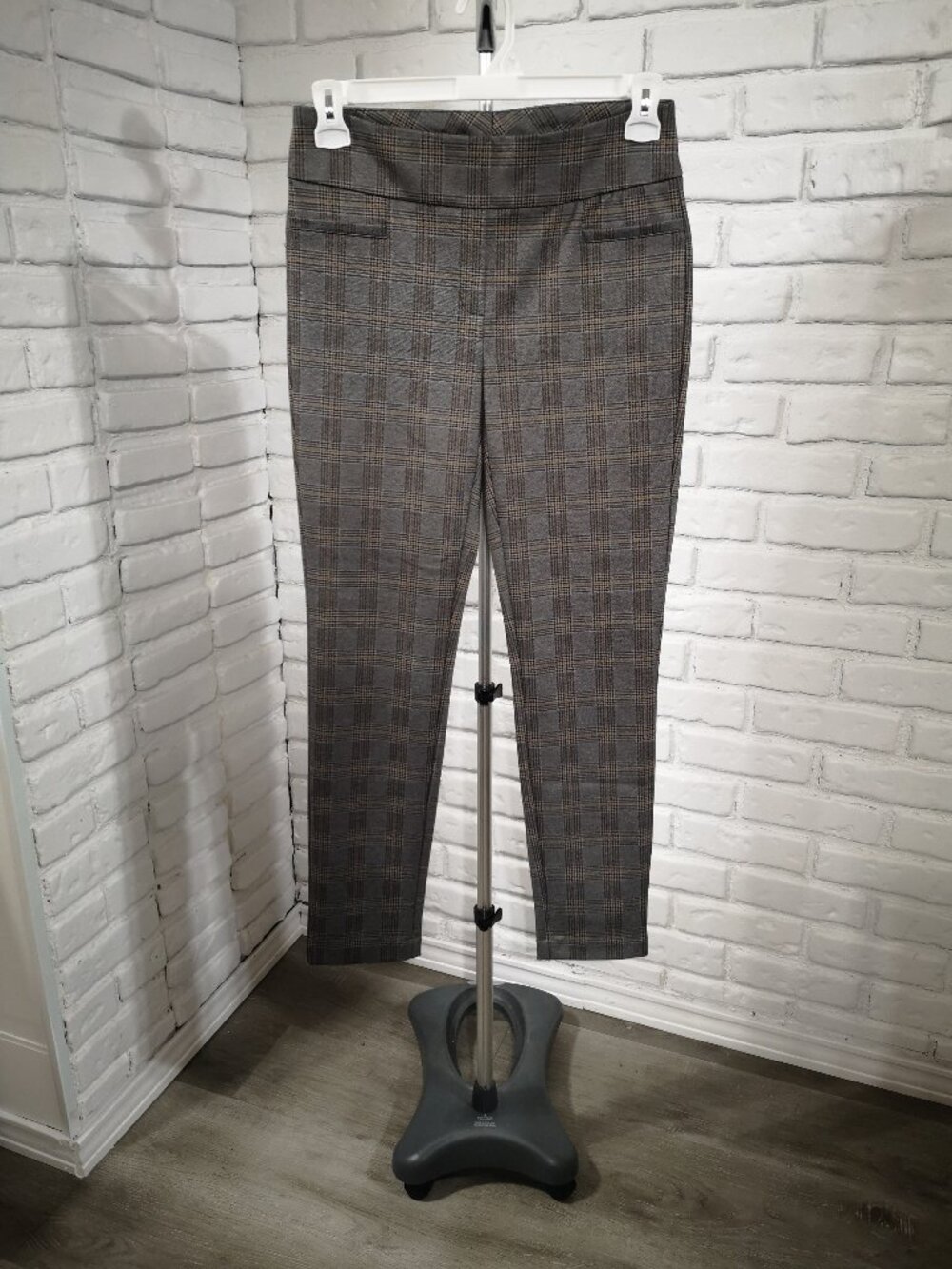 Dalia Ladies Size 6 Grey & Tan Plaid Pull On Style Tummy Panel Leggings